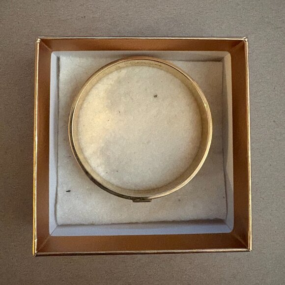NWT Coach signature bangle in gold tone metal with gold enamel - Picture 2 of 9